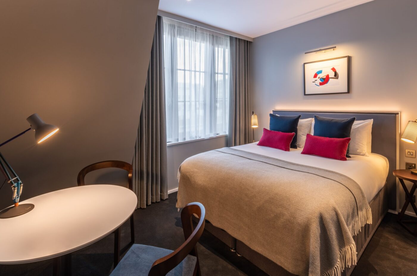Standard double room with a dining table and double bed, located in Covent Garden.