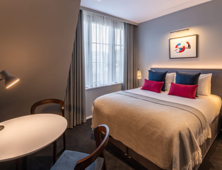 Standard double room with a dining table and double bed, located in Covent Garden.