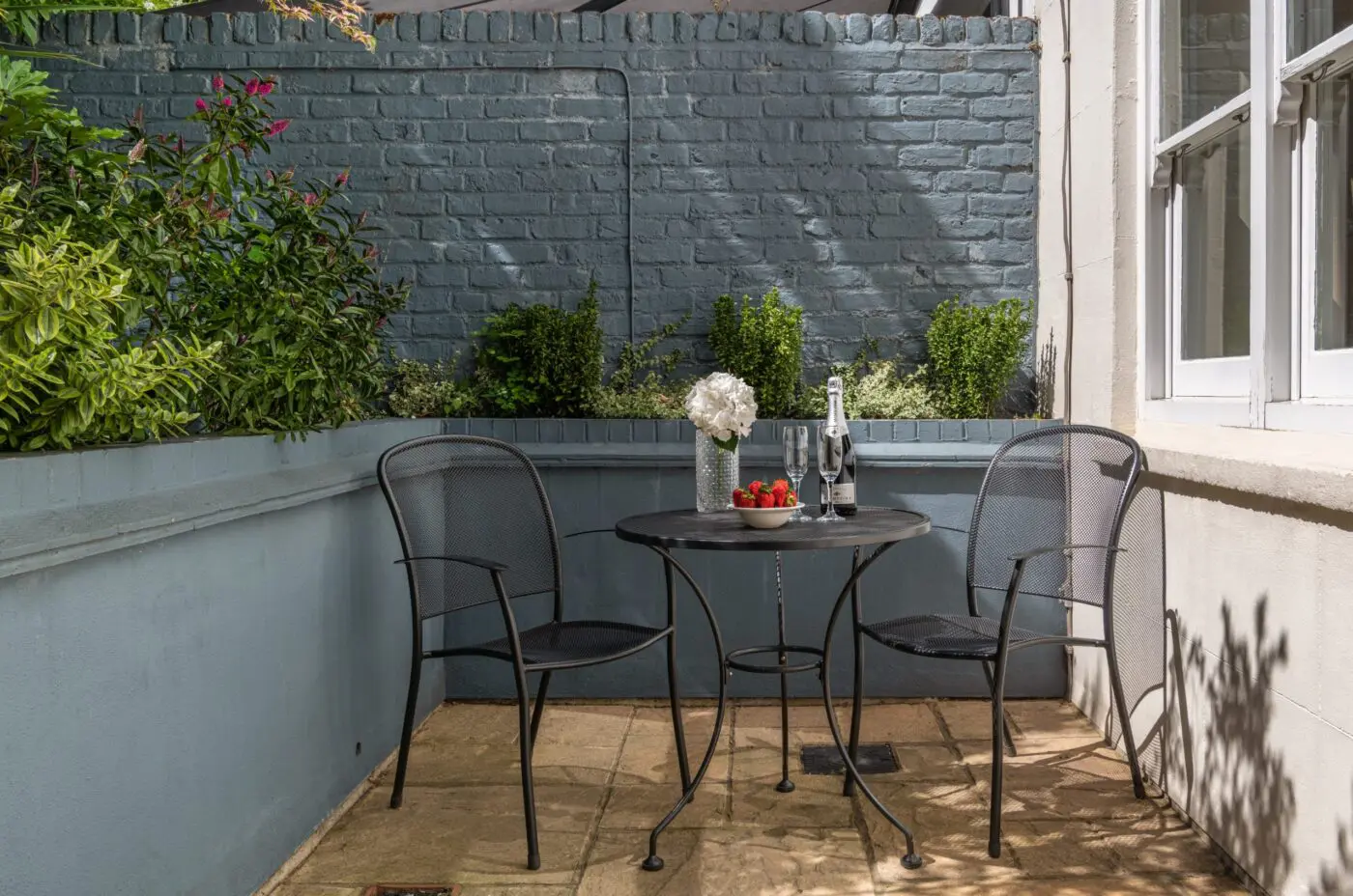 A patio, within the superior room located in Kensington.