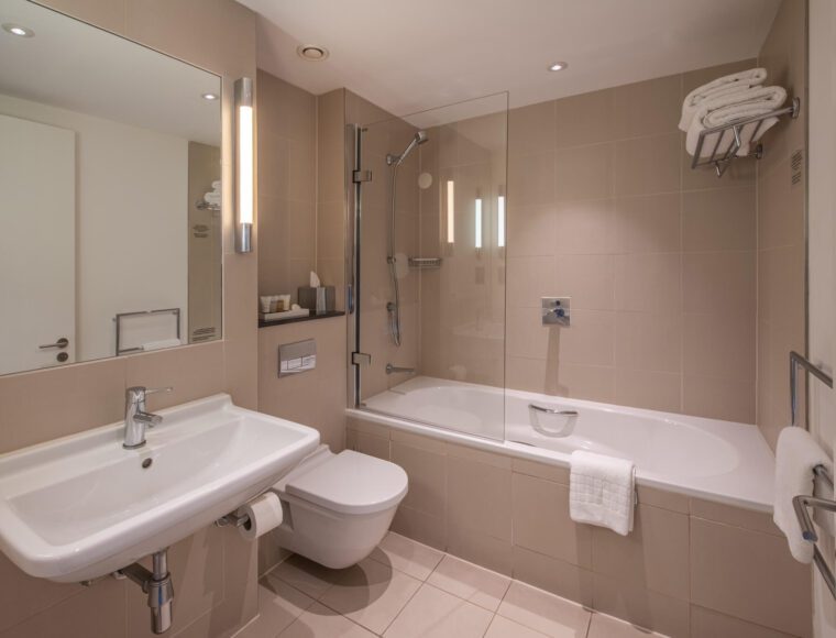 The Resident Liverpool Deluxe Room bathroom