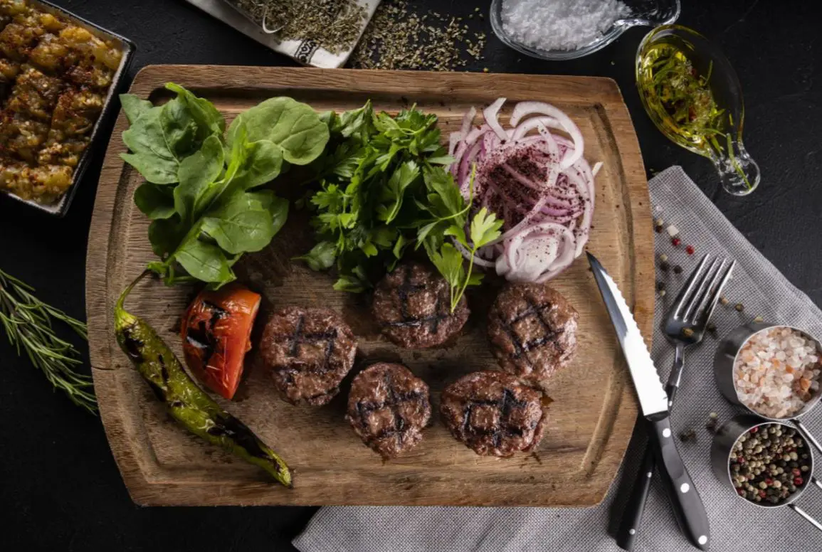 Pieces of steak and salad, served by Etci Mehmet Steakhouse.